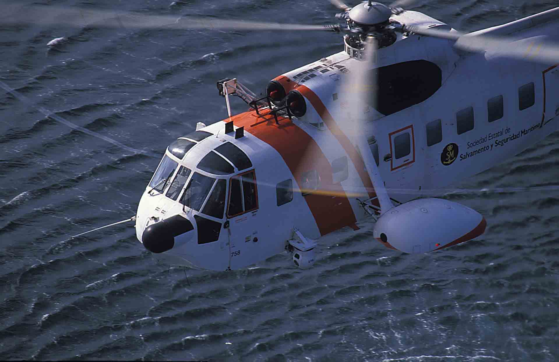 foto helicóptero en el aire