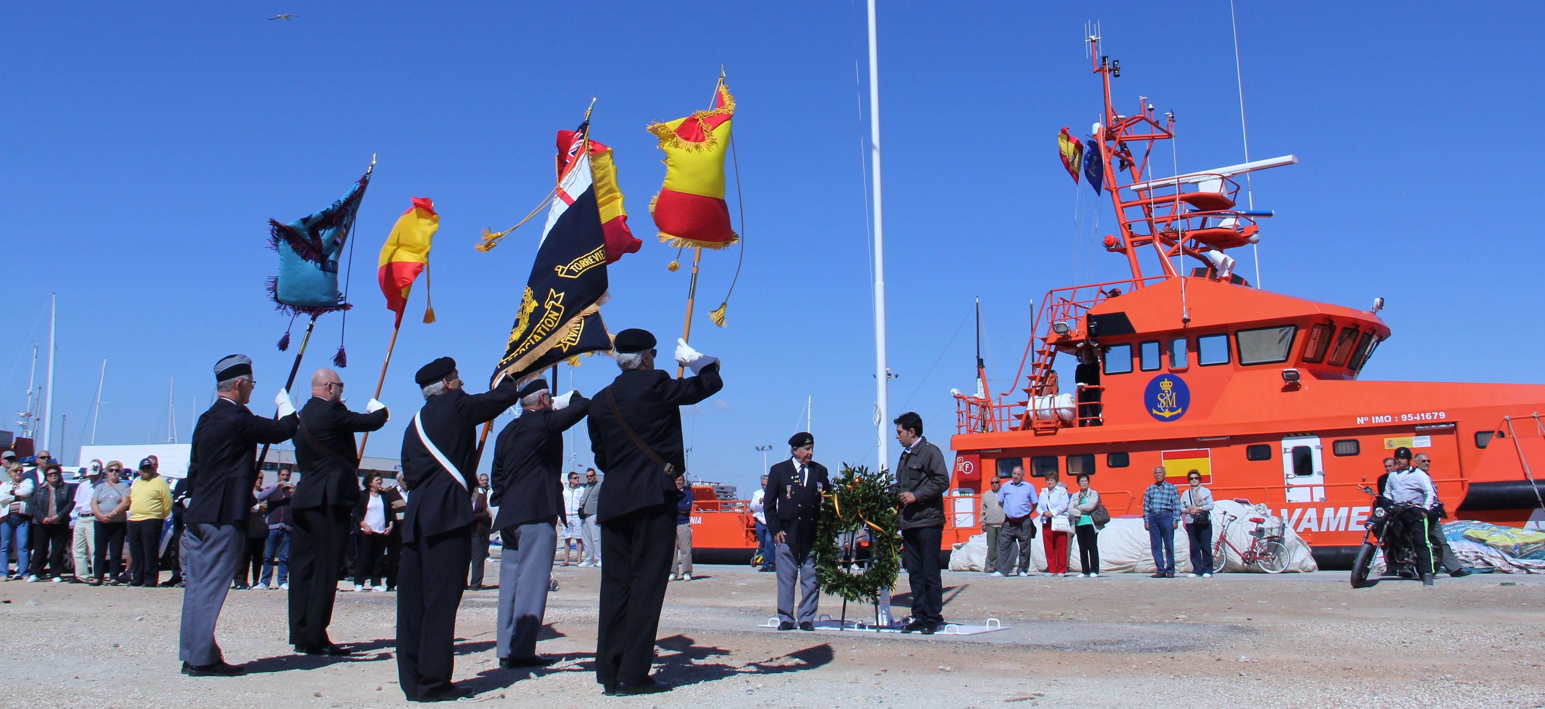 Izada de banderas por la jornada de puertas abiertas de la Guardamar Polimnia en Torrevieja
