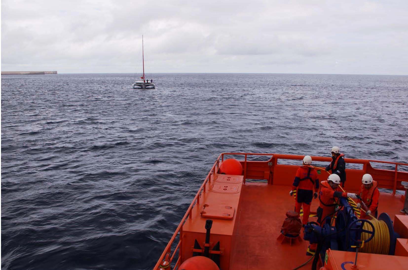 Trimarán visto desde embarcación de salvamento marítimo