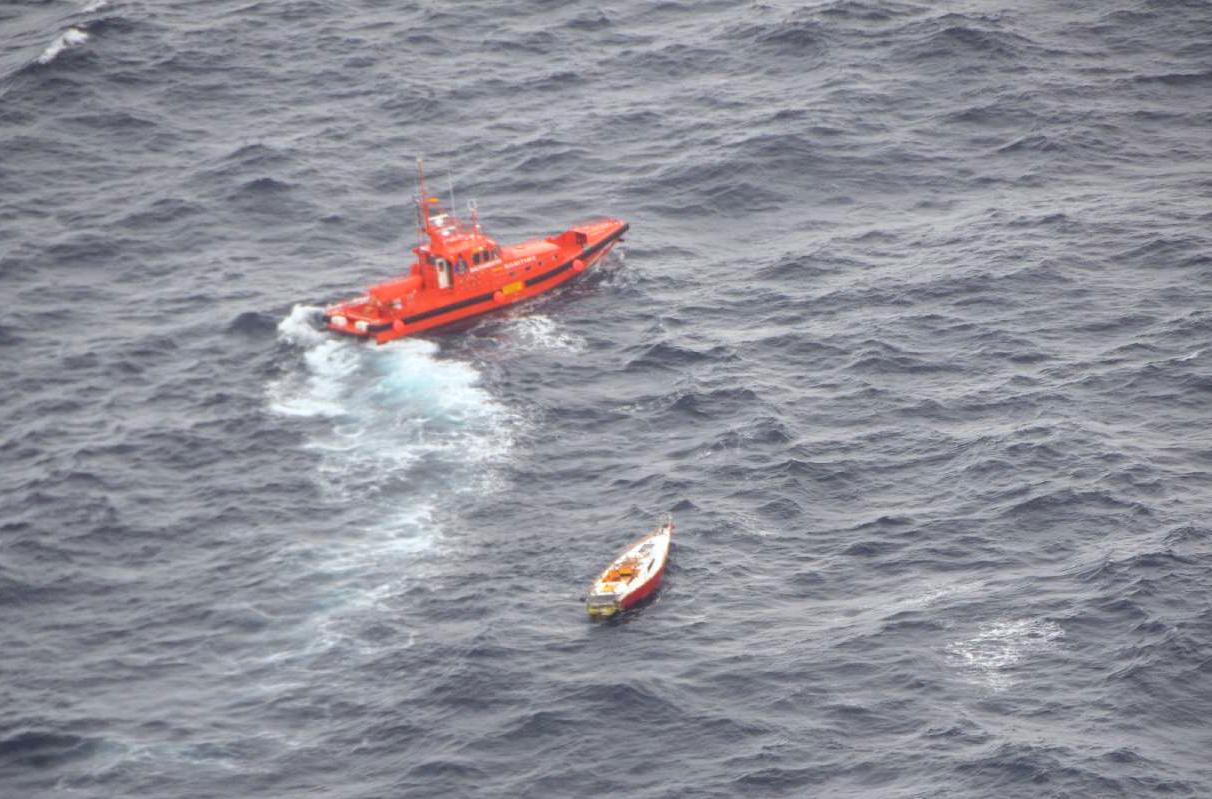 velero y embarcación sasemar