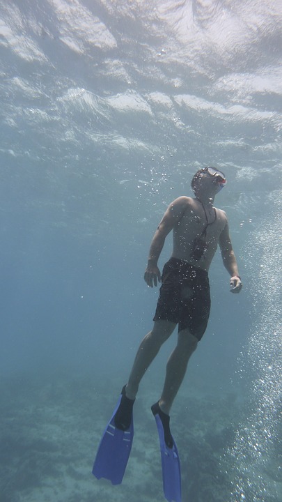 imagen de buzo bajo el mar