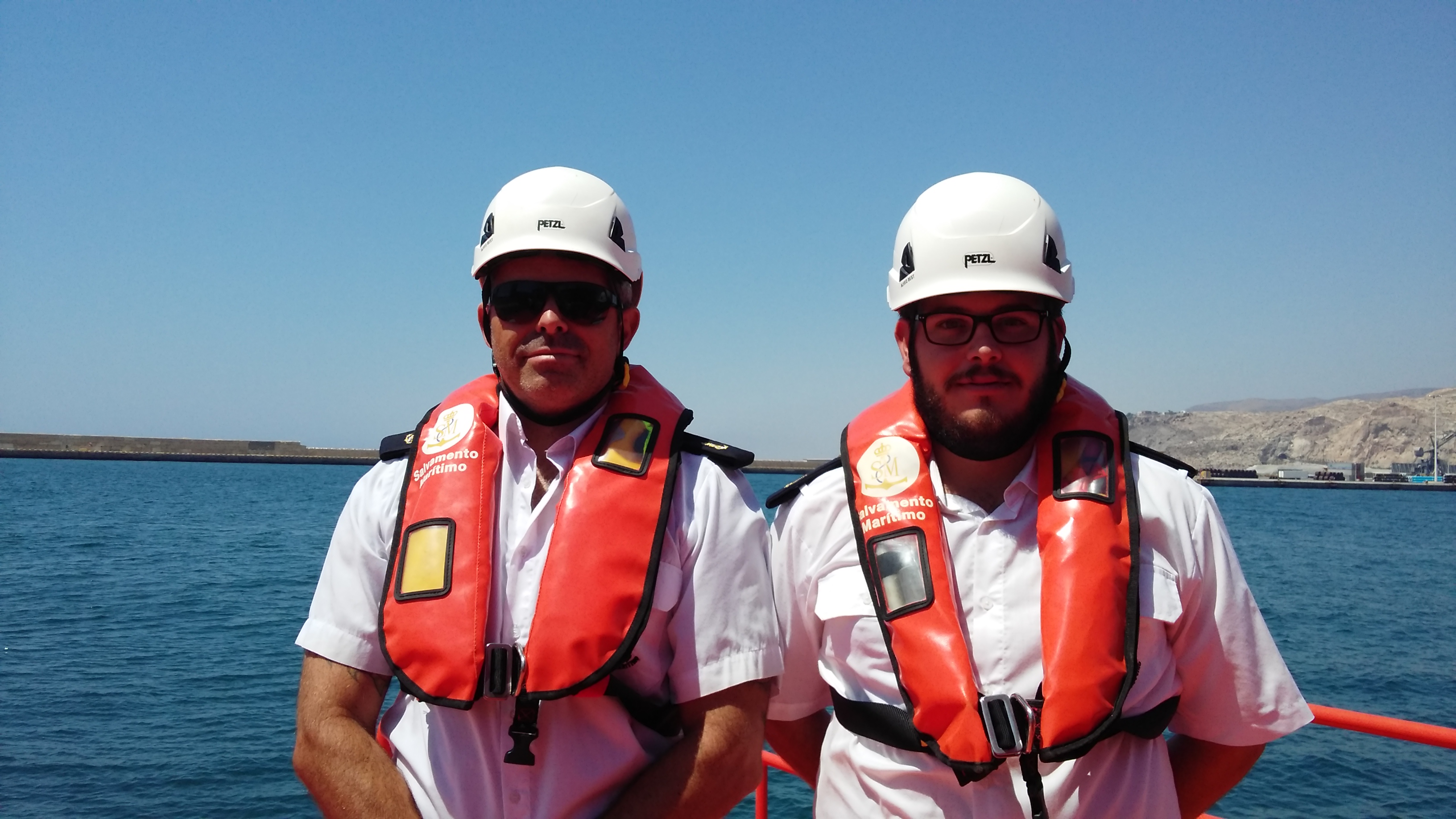 Dos tripulantes de sasemar portando chaleco salvavidas