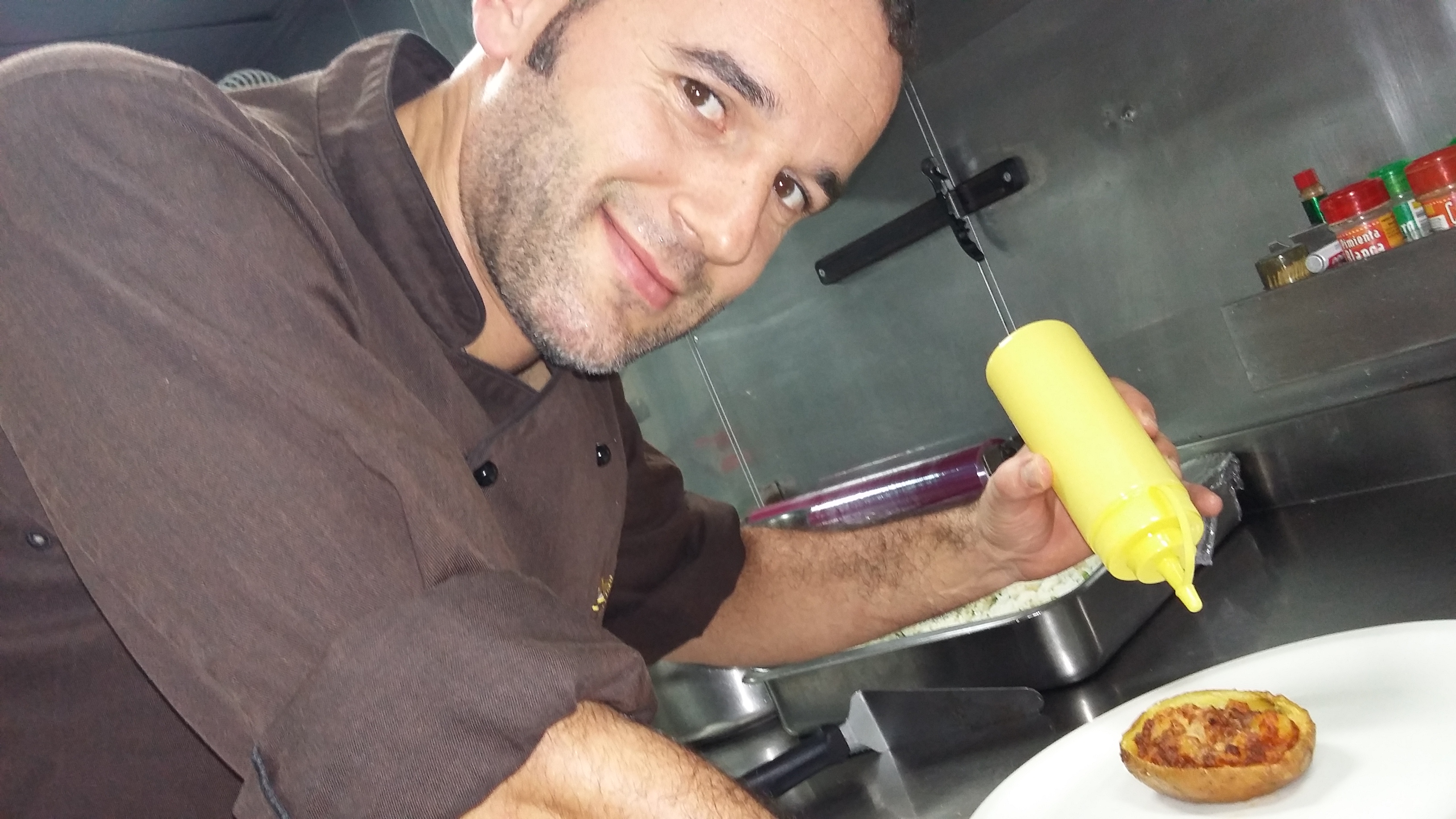 foto de cocinero elaborando un plato