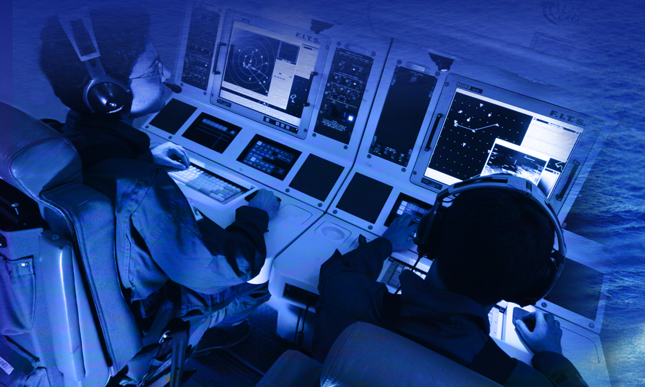 foto de dos controladores trabajando