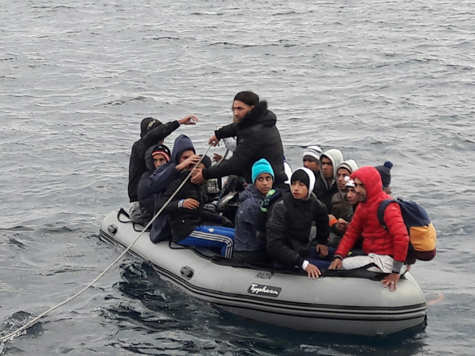 Patera con tripulantes en el mar