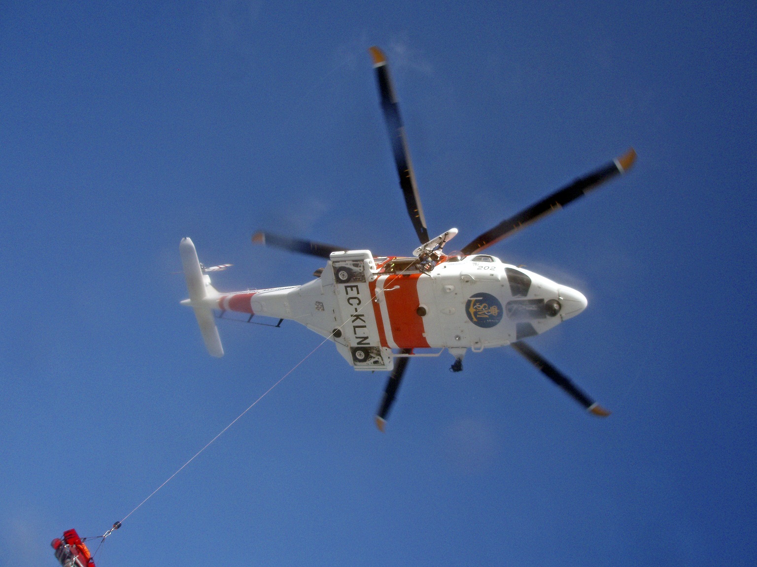 Helicóptero visto desde abajo