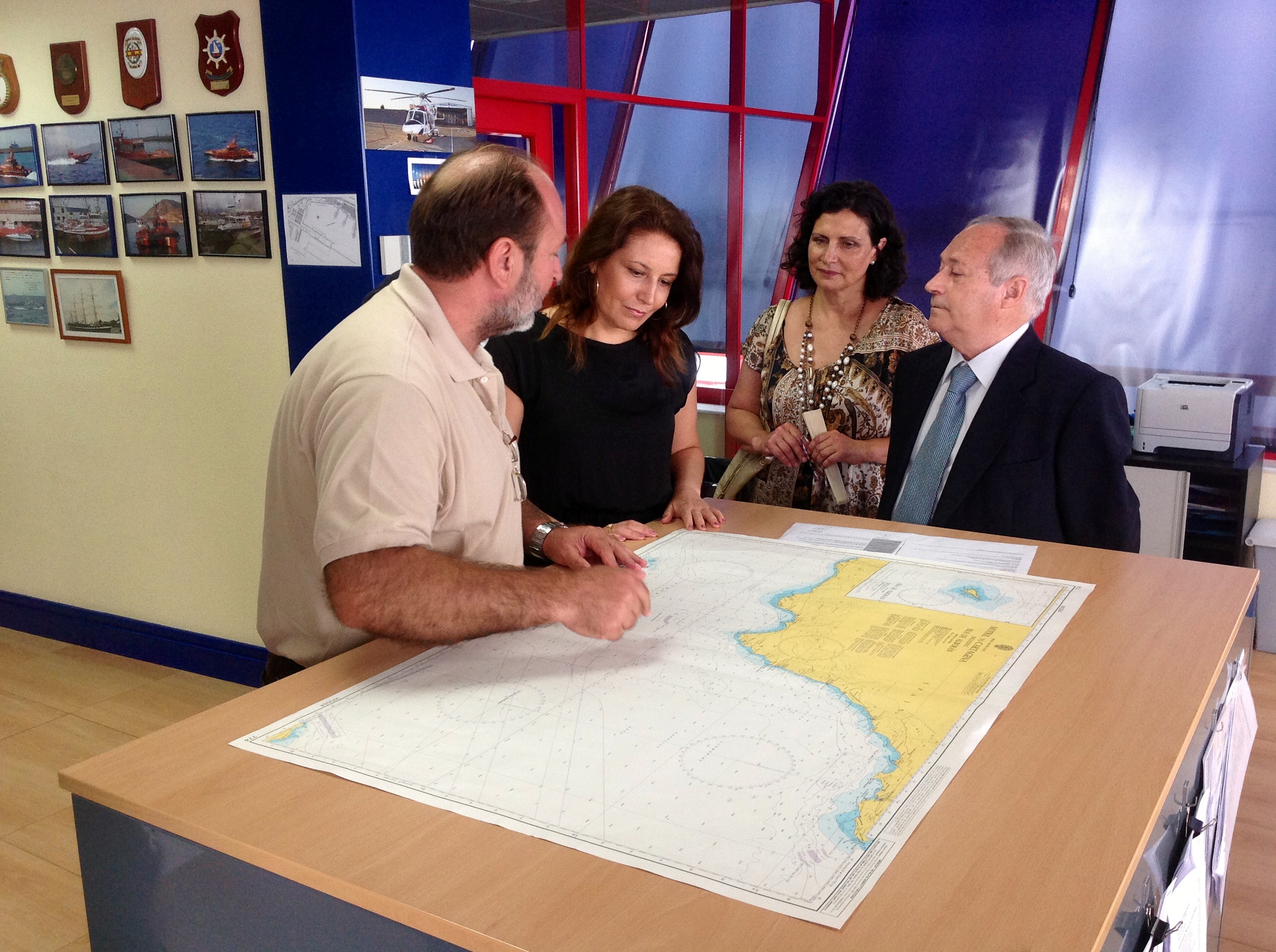 directivos analizando el mapa