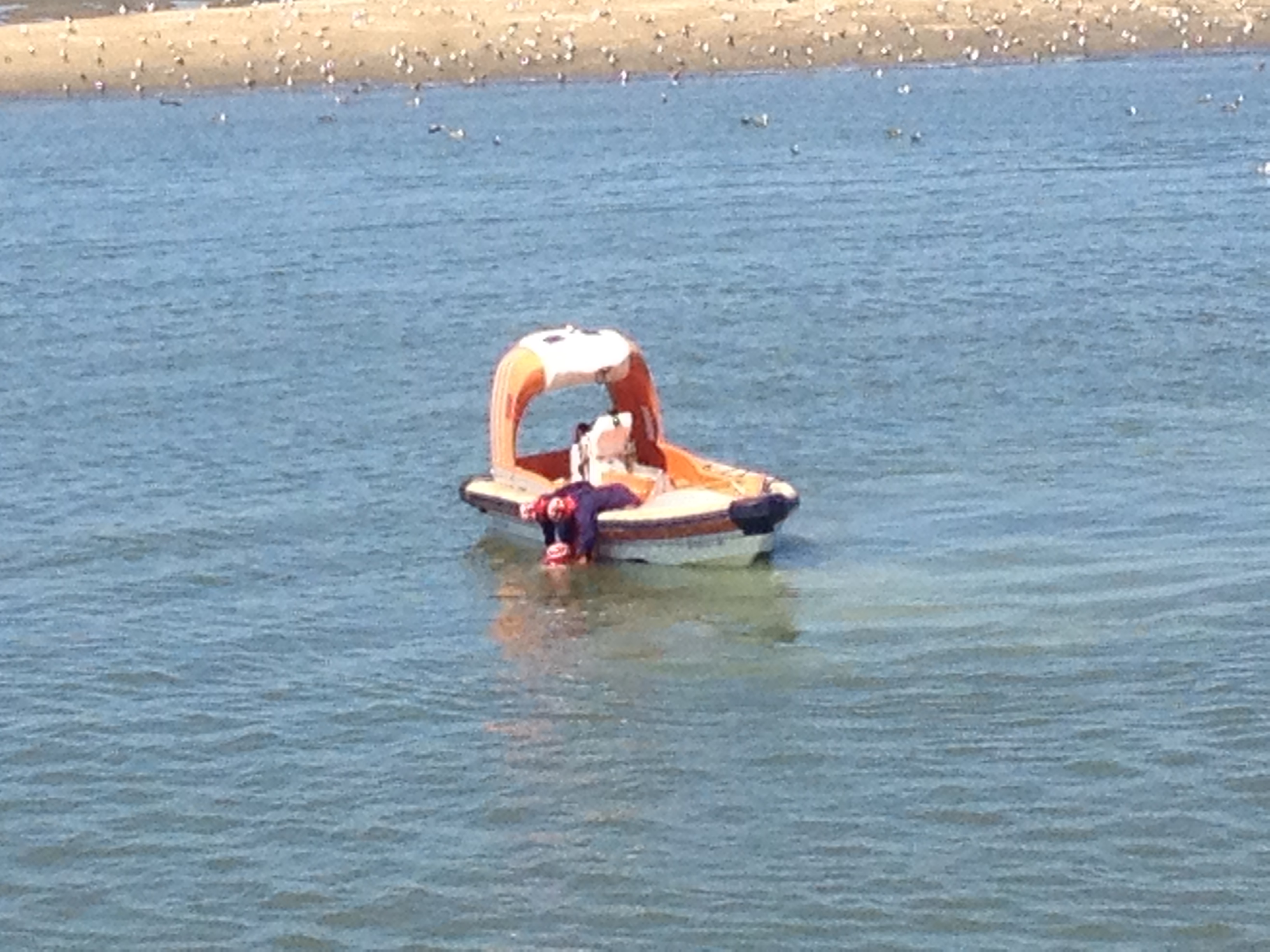 dos tripulante sacando del fondo del mar a un individuo