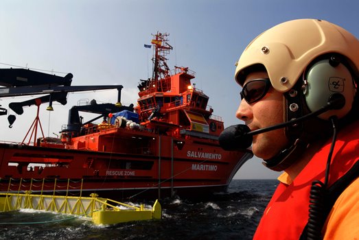 foto de piloto de sasemar y al fondo una embarcación