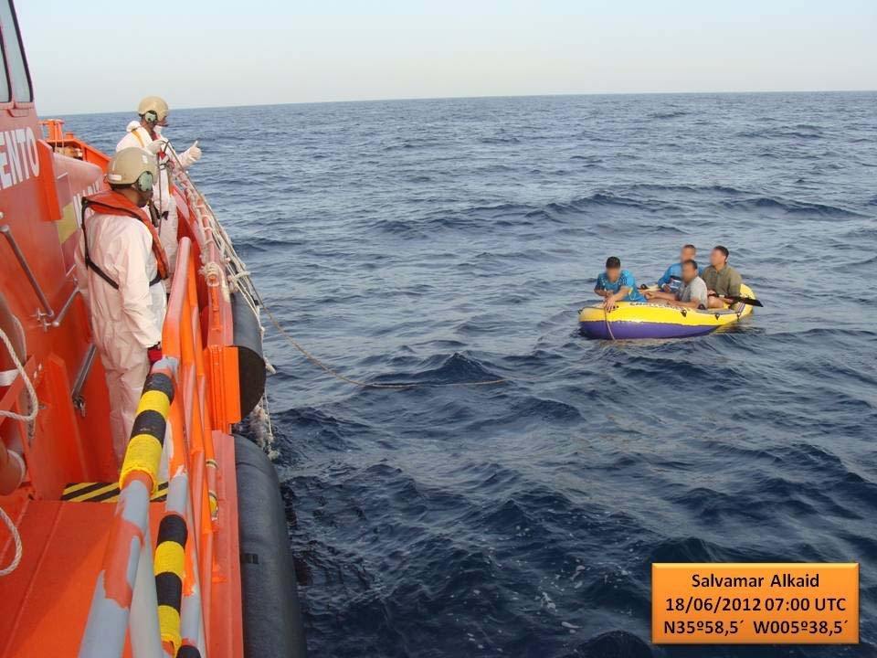 Embarcación sasemar acercándose a patera para su rescate