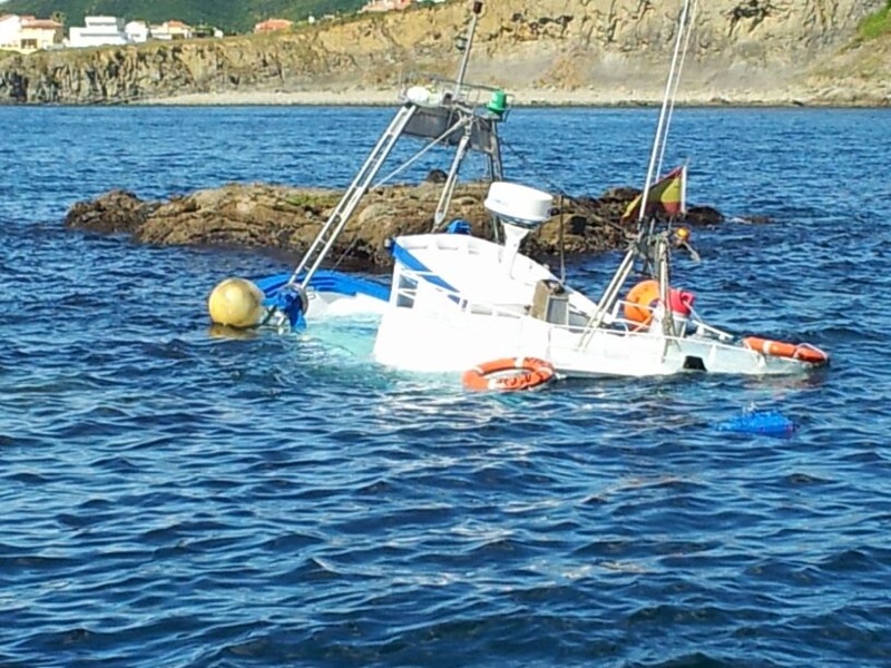 pesquero semihundido
