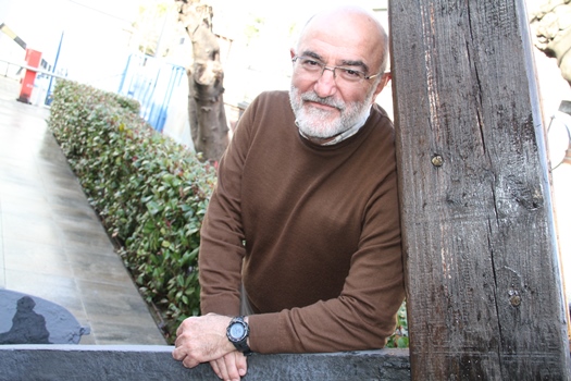 foto de un hombre de pelo blanco y gafas