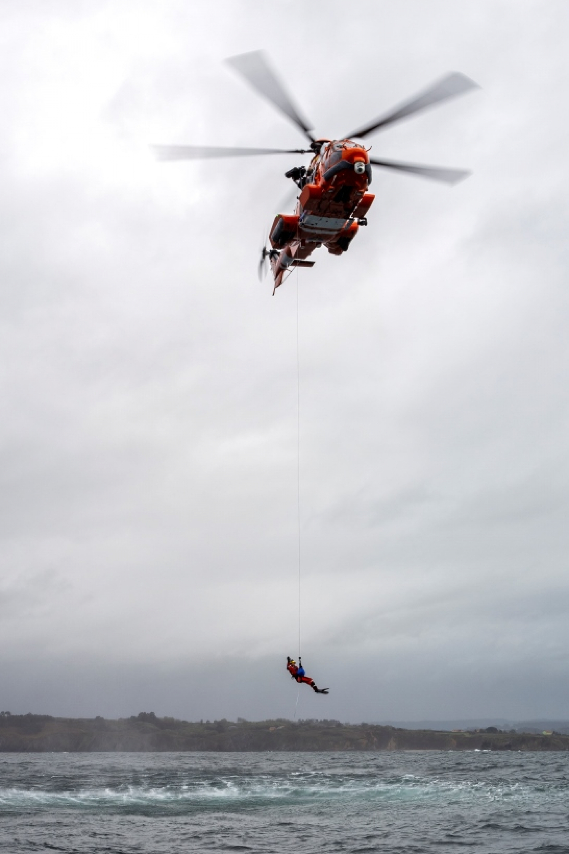 helicóptero y rescatador