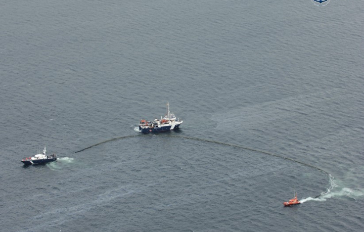 Vertido Ría de Arousa. barcos de Salvamento  Marítimo