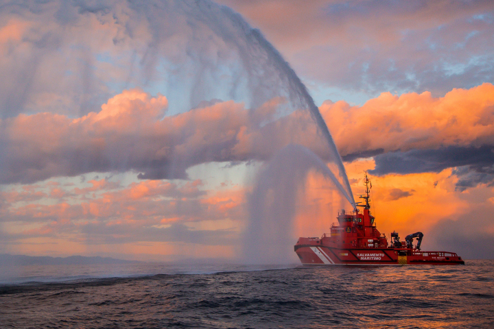 Buque de Salvamento Marítimo con chorro de agua