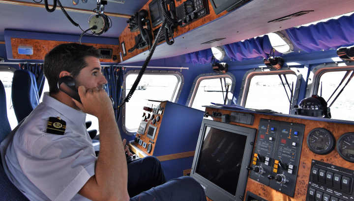 Marinero haciendo llamada de radio desde una salvamar