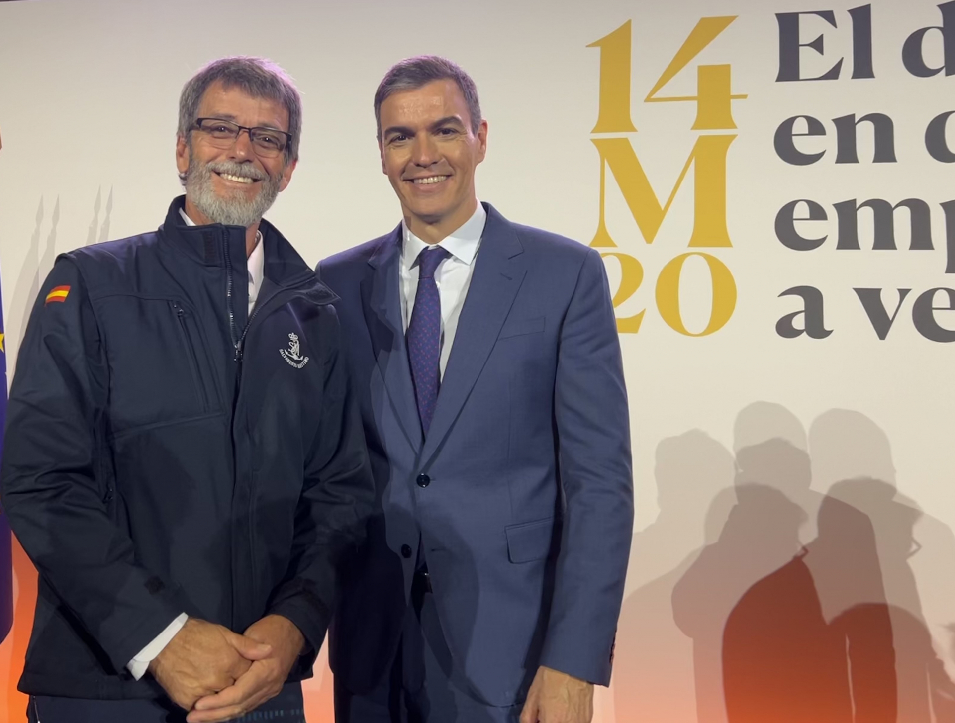 El presidente Pedro Sánchez y Domingo Trujillo, Primer Oficial de la Guardamar Talía