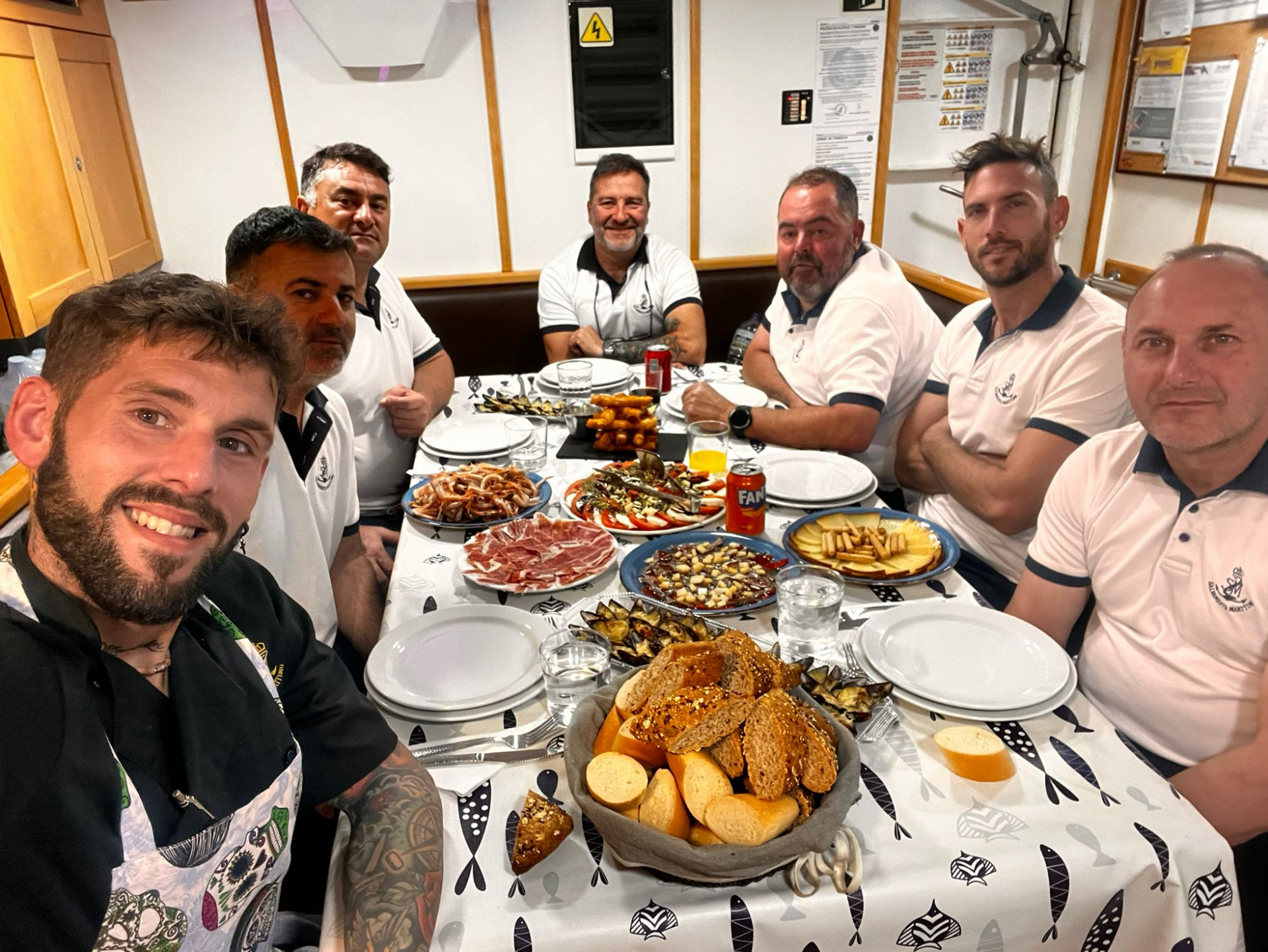 Benjamín Barreiros en la mesa con la tripulación de la Guardamar Polimnia