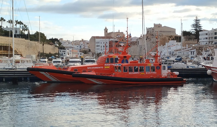 Barco naranja en el aguaDescripción generada automáticamente