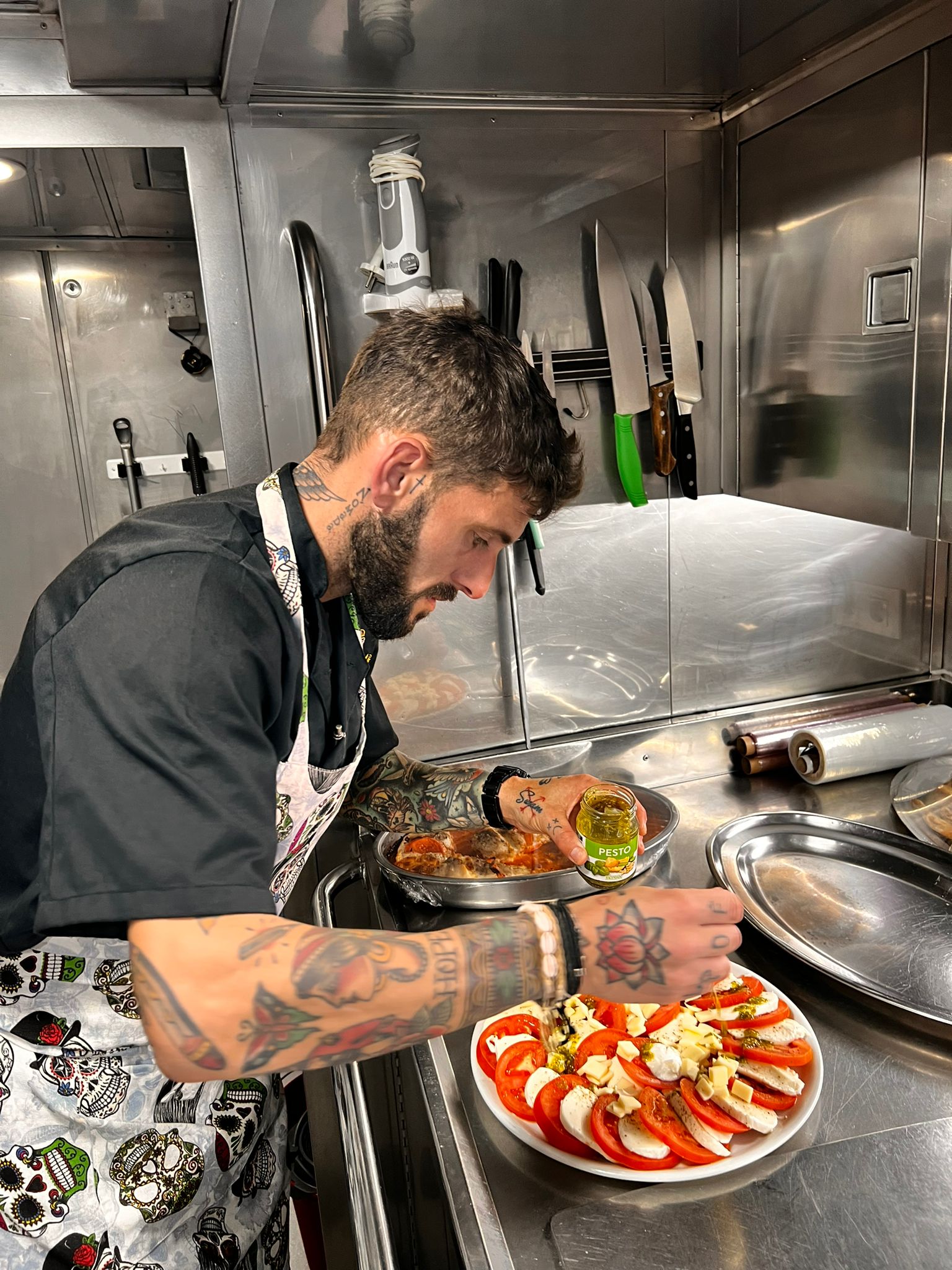 Un hombre preparando una pizzaDescripción generada automáticamente