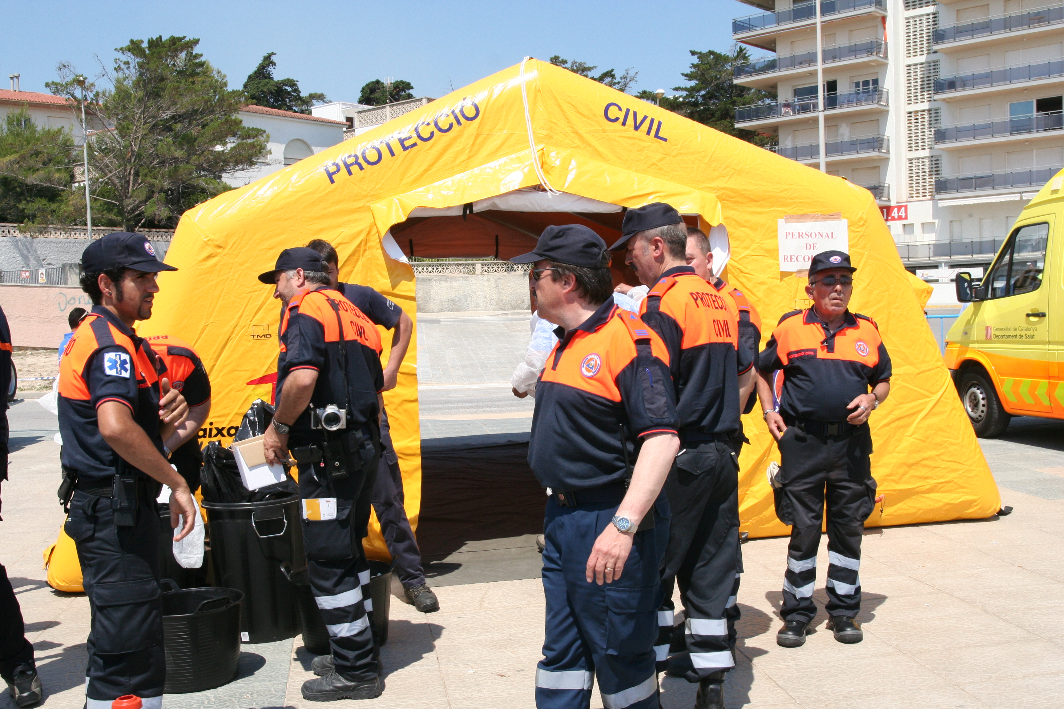 Grupo de efectivos de Protección Civil junto a su tienda de campaña