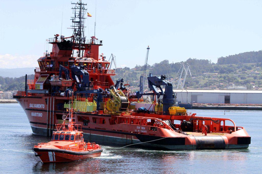 Buque de Salvamento Marítimo junto a Salvamar