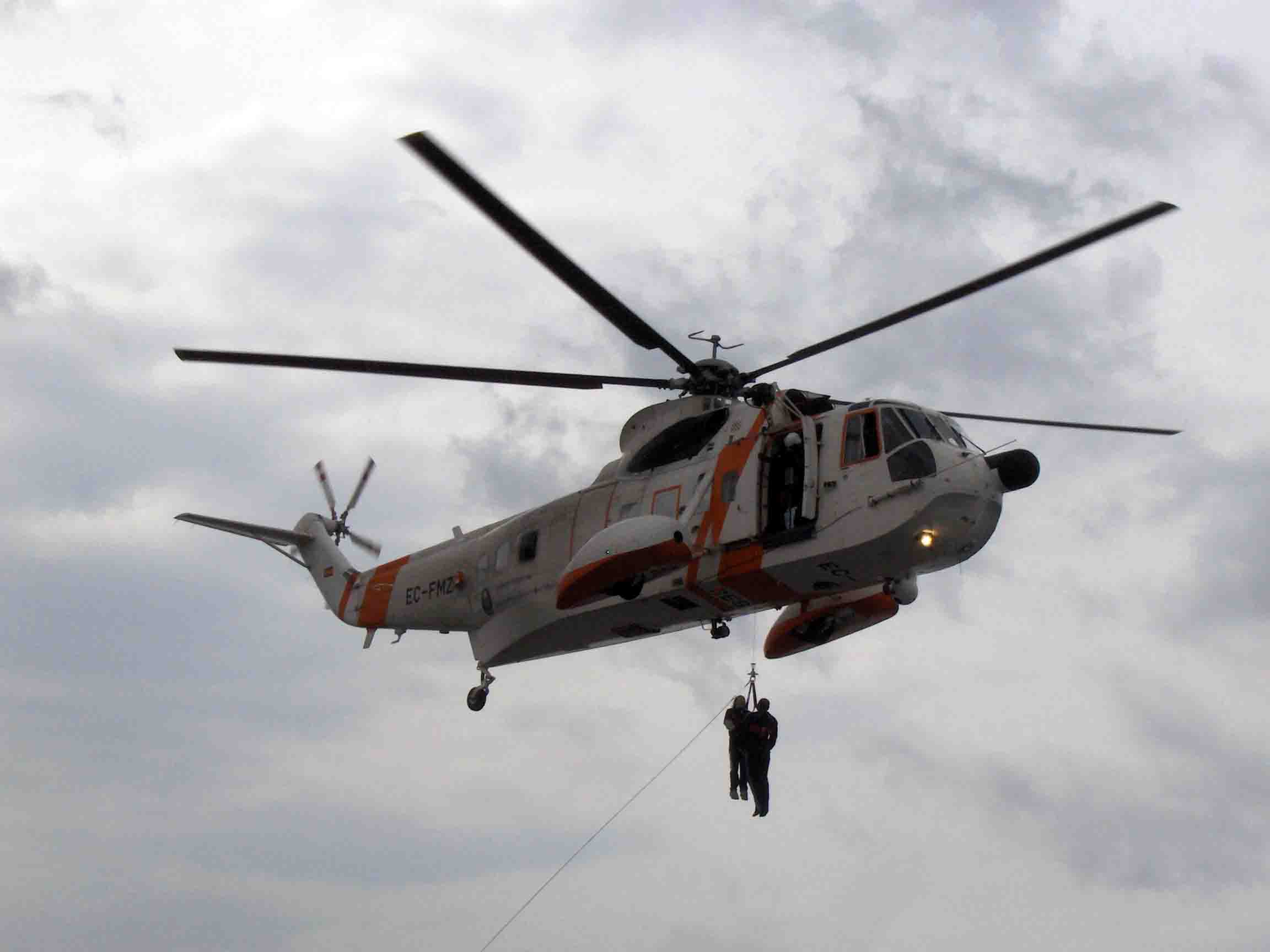 Helimer Sikorsky izando a rescatador y figurante