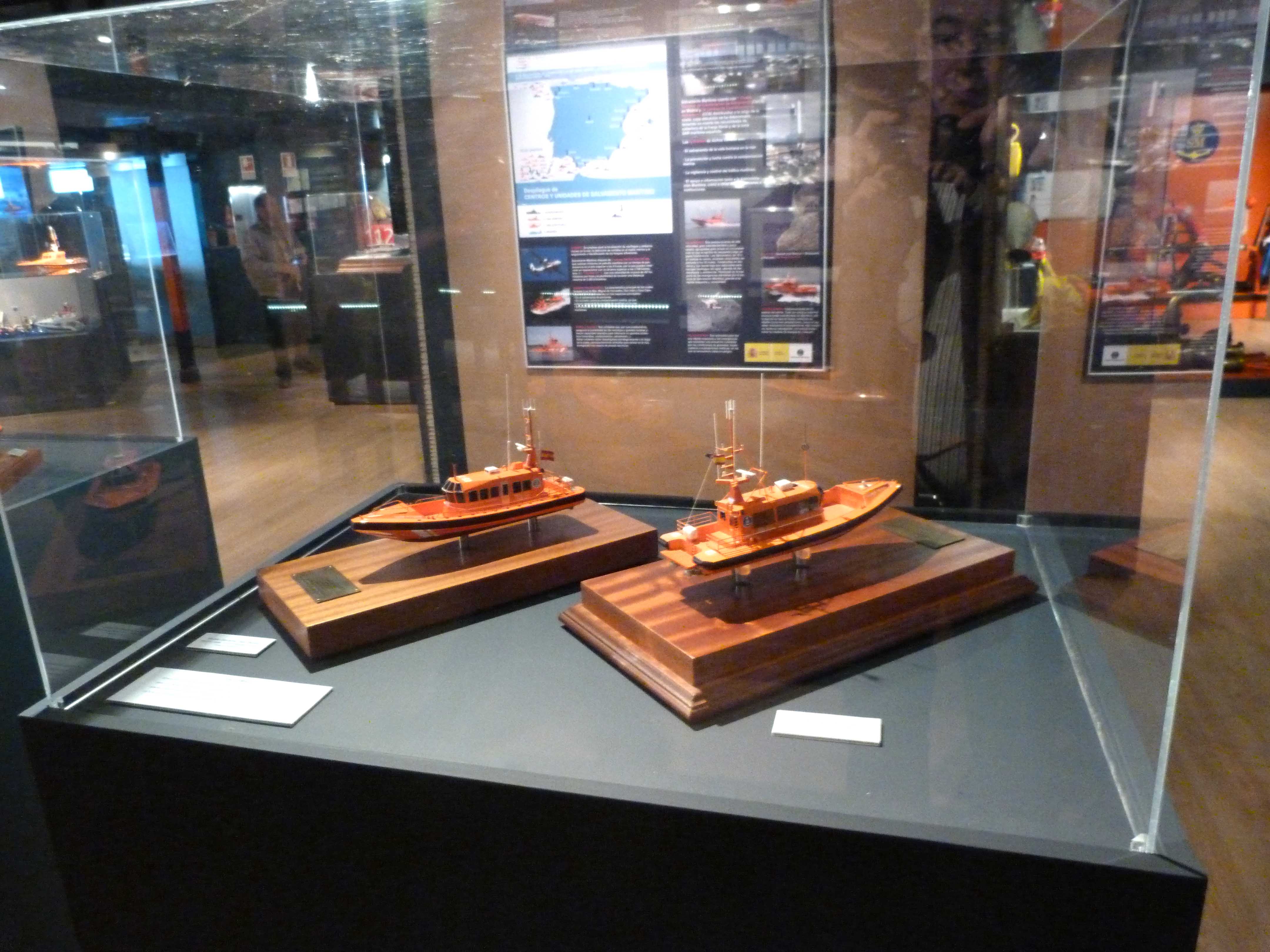 Maquetas de salvamares dentro de una vitrina