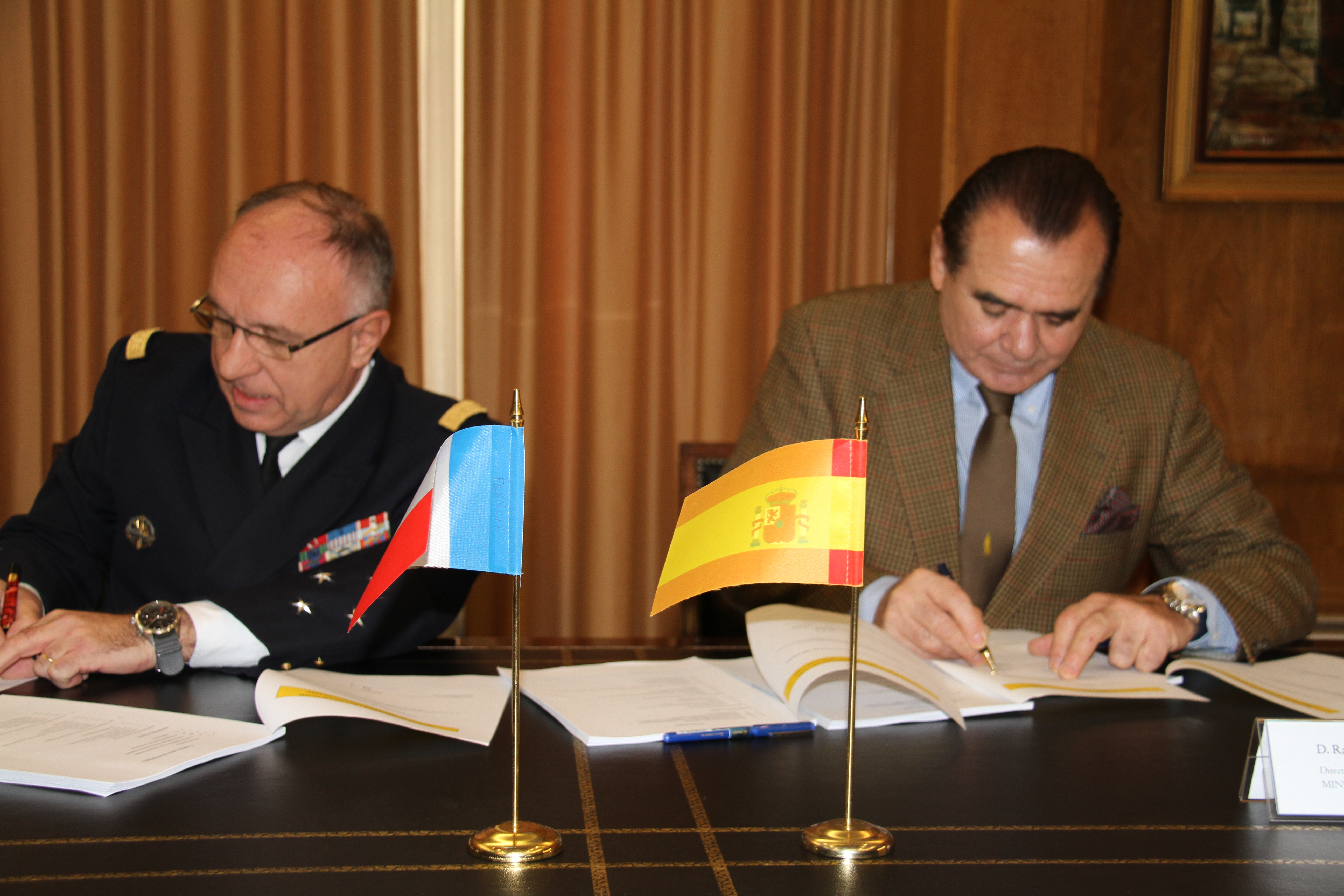 Dos hombre firmando unos documentos
