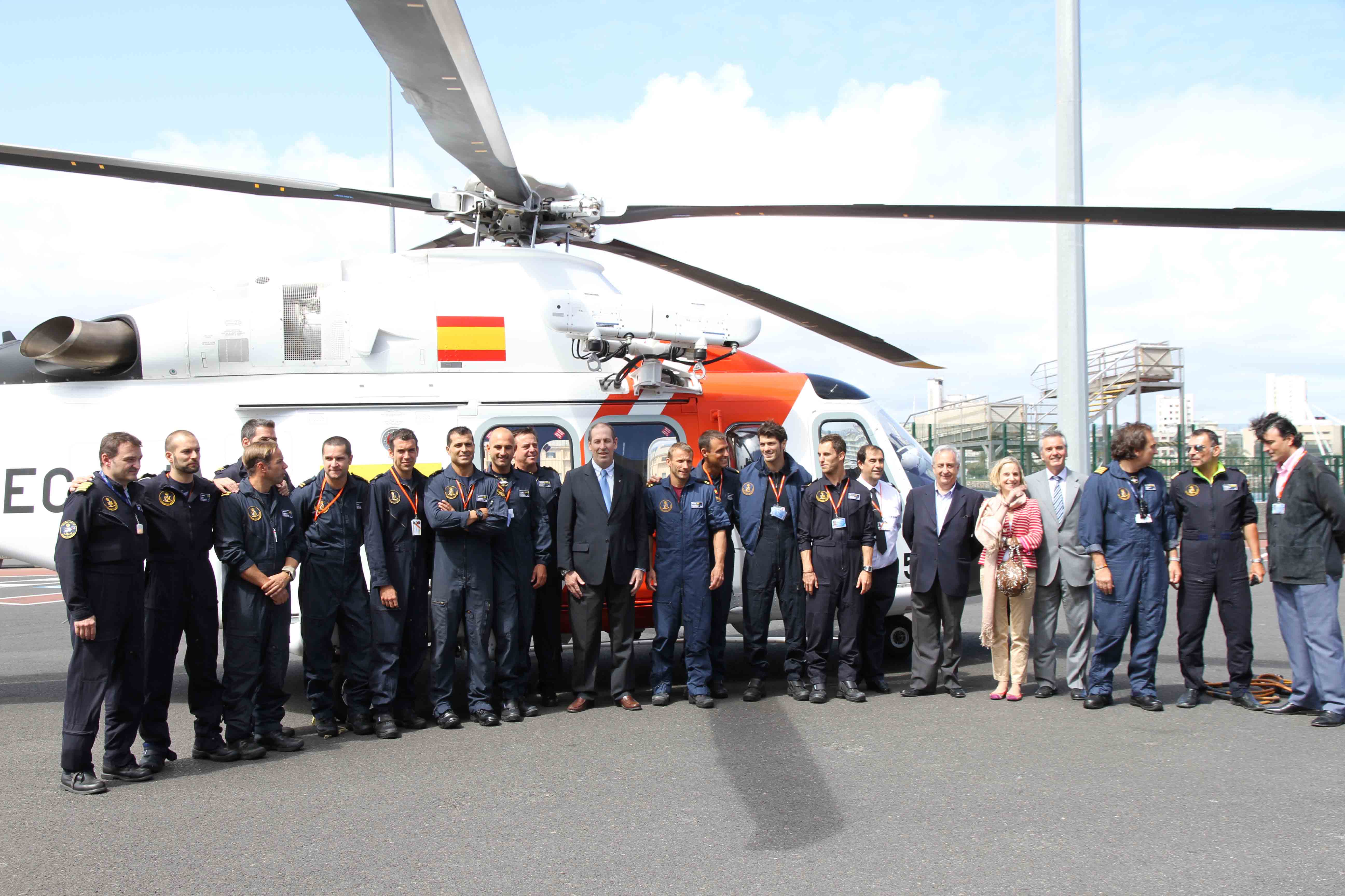 Grupo de personas delante de un helicóptero Helimer