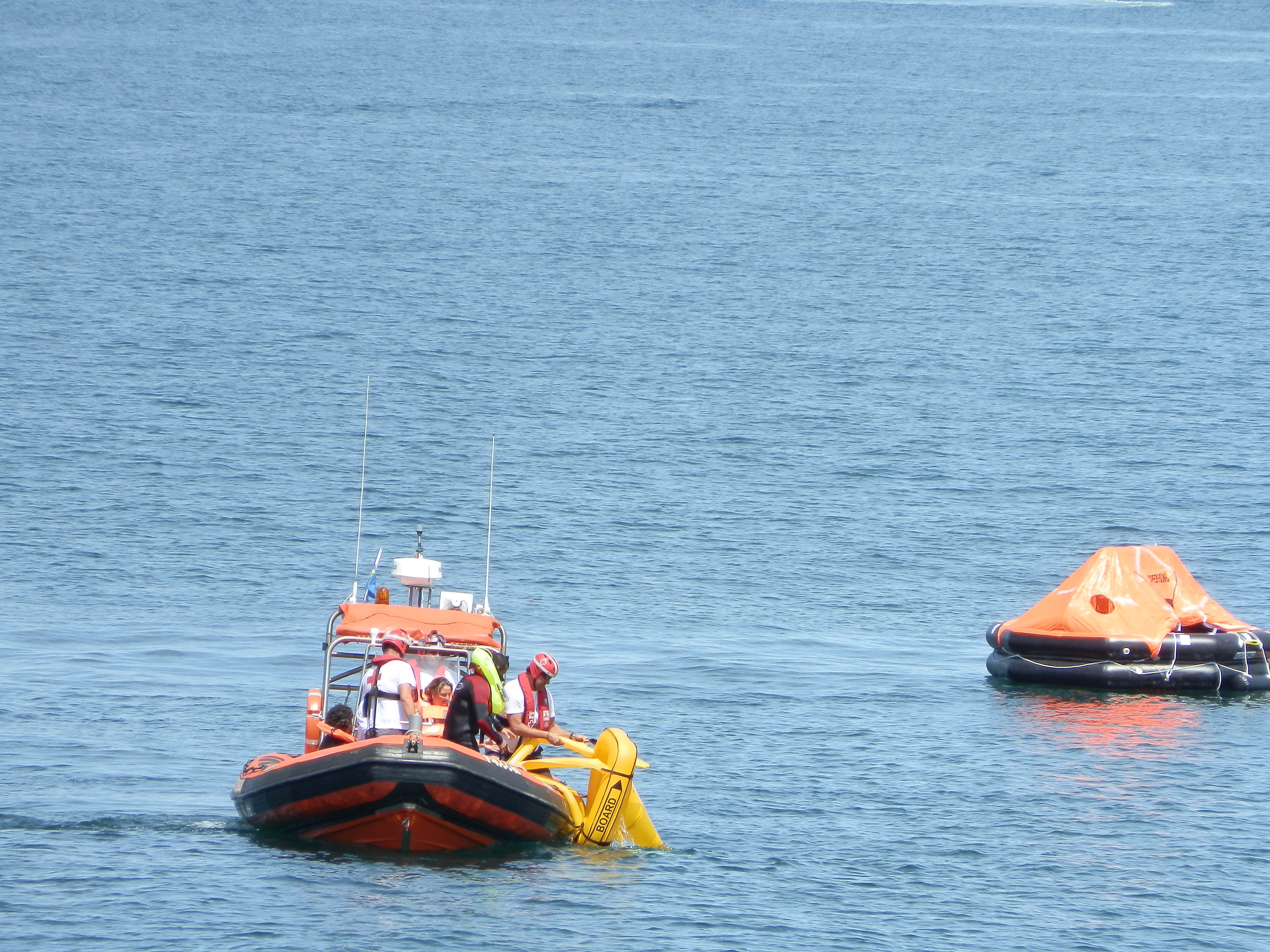 Lancha junto a balsa salvavidas