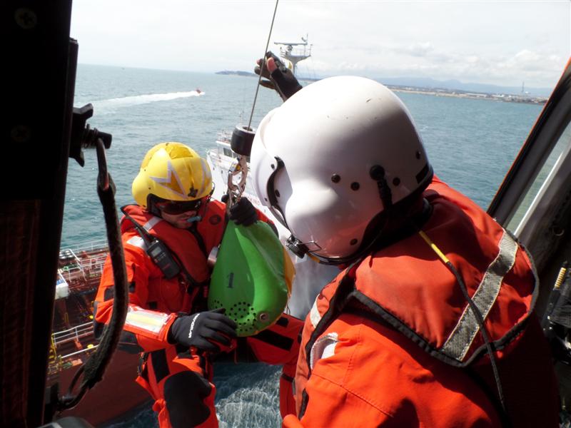Operador de grúa y rescatador en el interior de un helimer