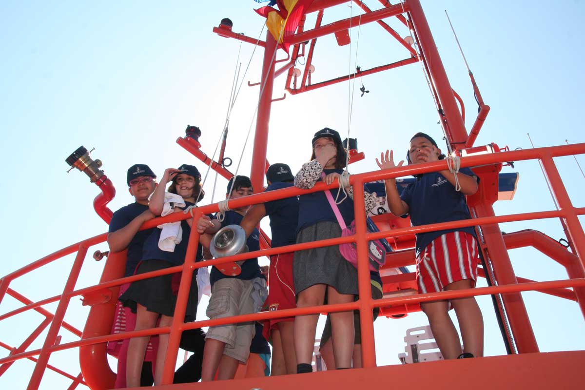 Grupo de escolares en la torre de Guardamar