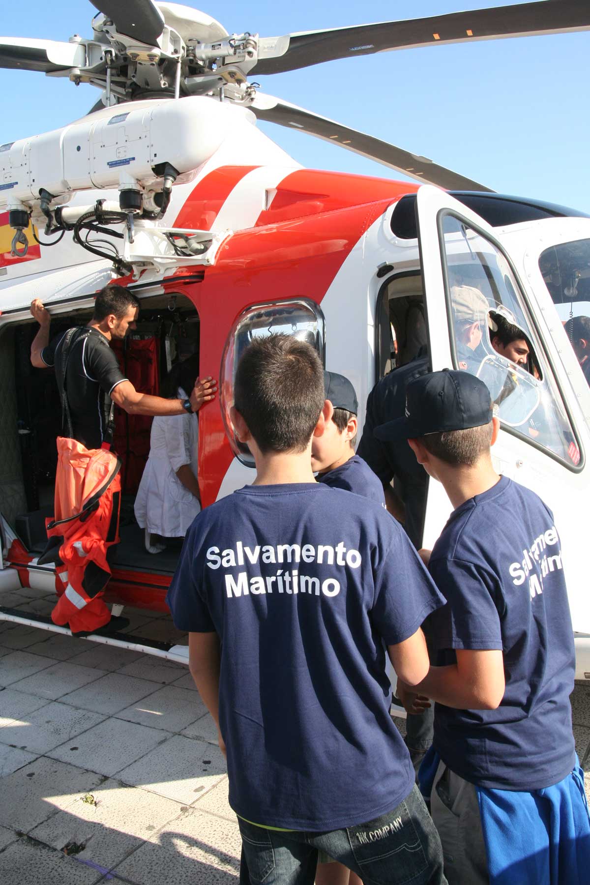 Escolares delante de un helicóptero Helimer