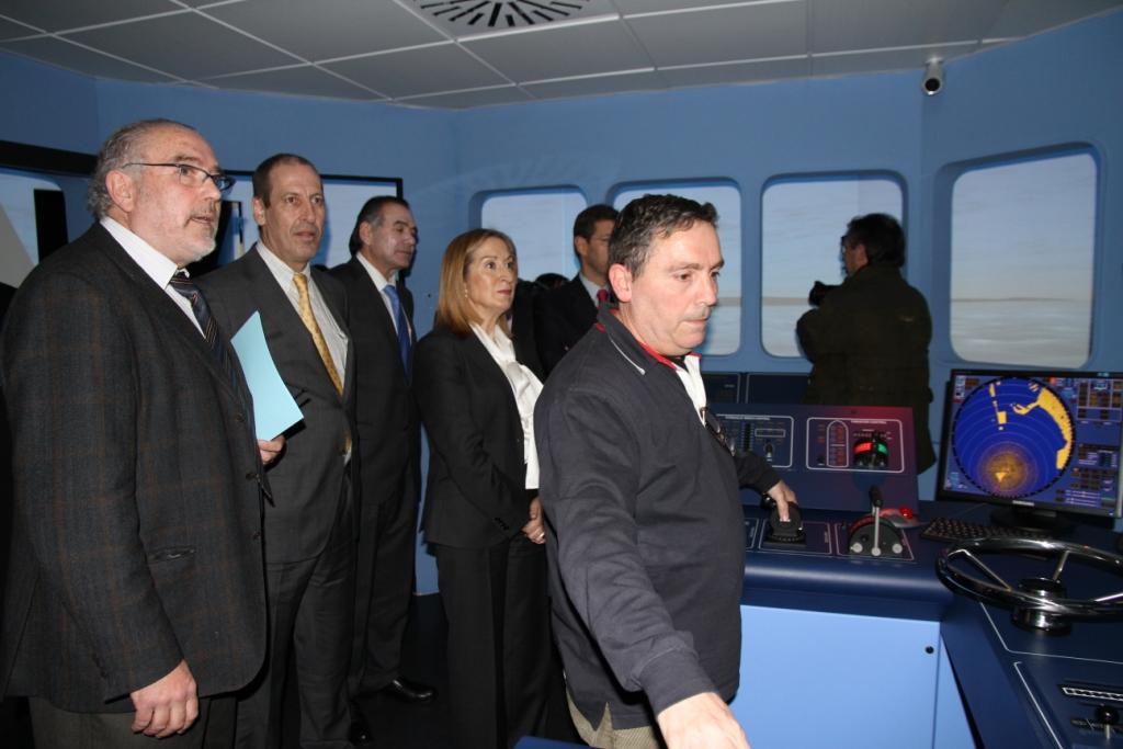 Grupo de personas visitando simulador Centro Jovellanos